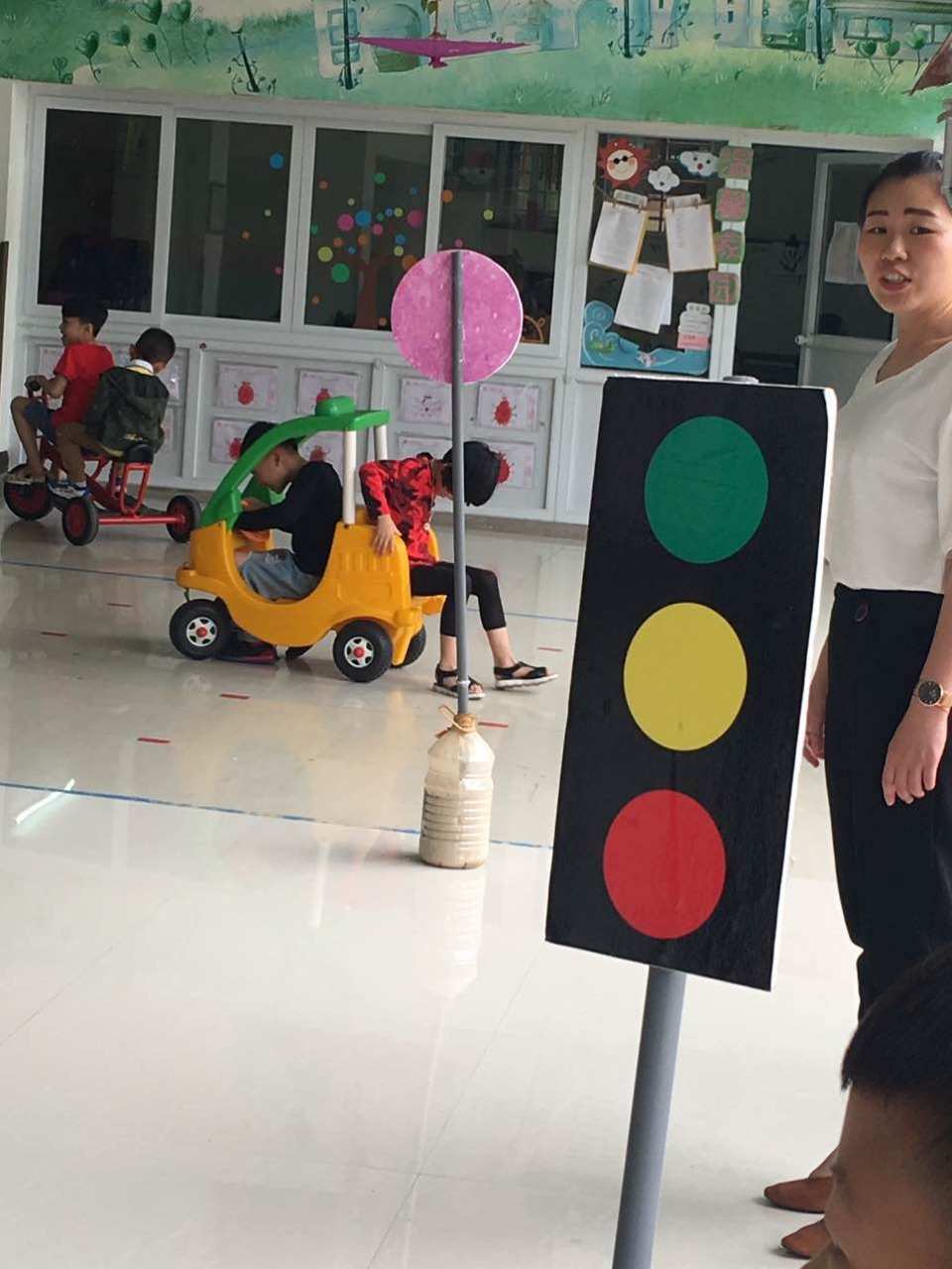 中班教案园玩安全幼儿游戏_幼儿园中班教案玩安全游戏_中班安全教育玩游戏