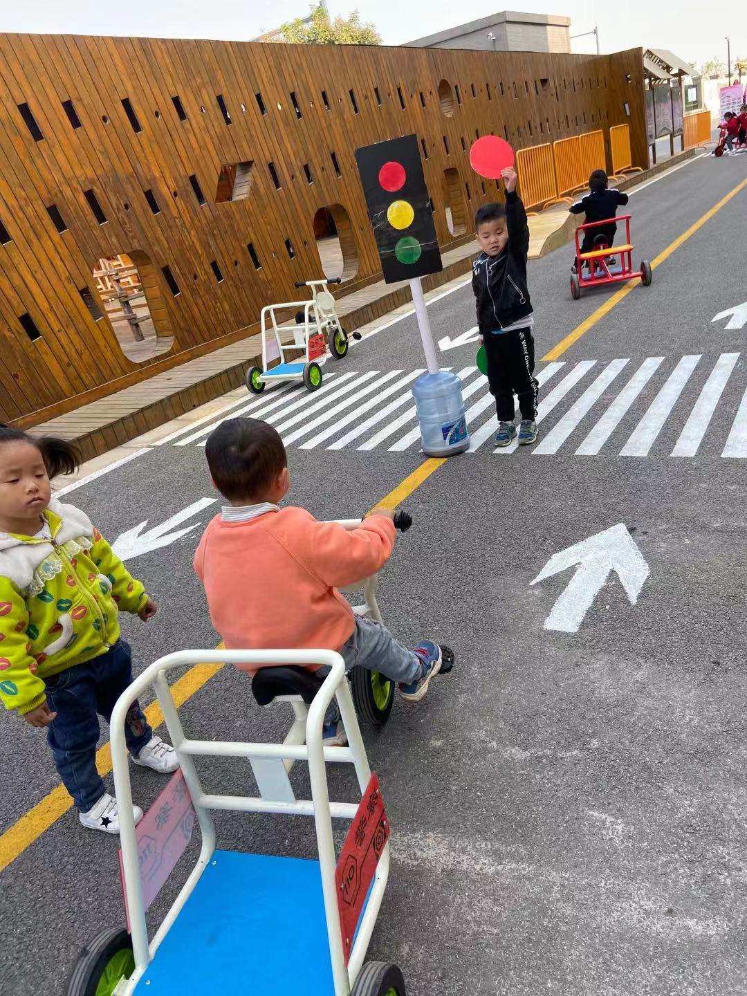 幼儿园中班教案玩安全游戏_中班安全教育玩游戏_中班教案园玩安全幼儿游戏