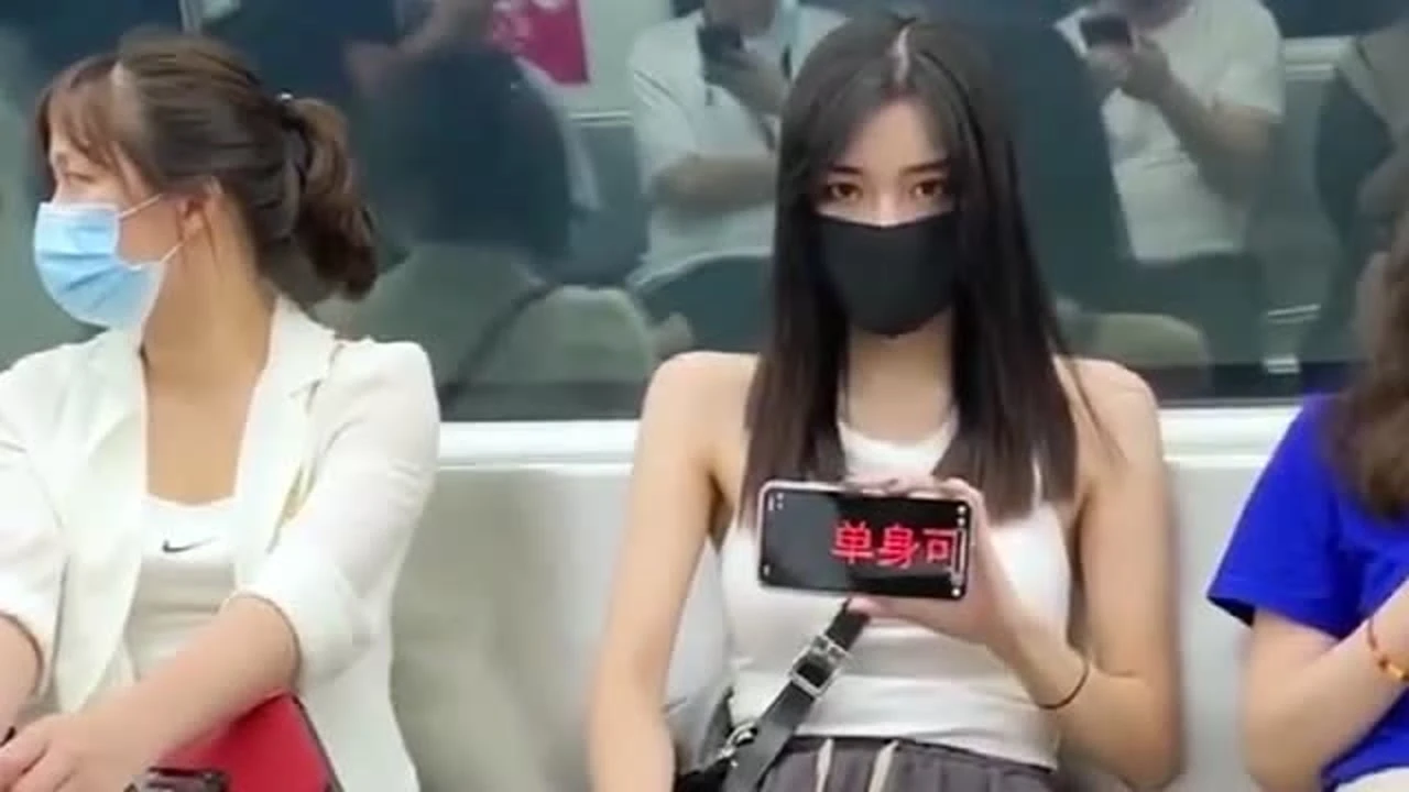 一个在地铁女人物拿枪的游戏_动画女孩地铁枪战_热裤美女在地铁站边听歌边枪战