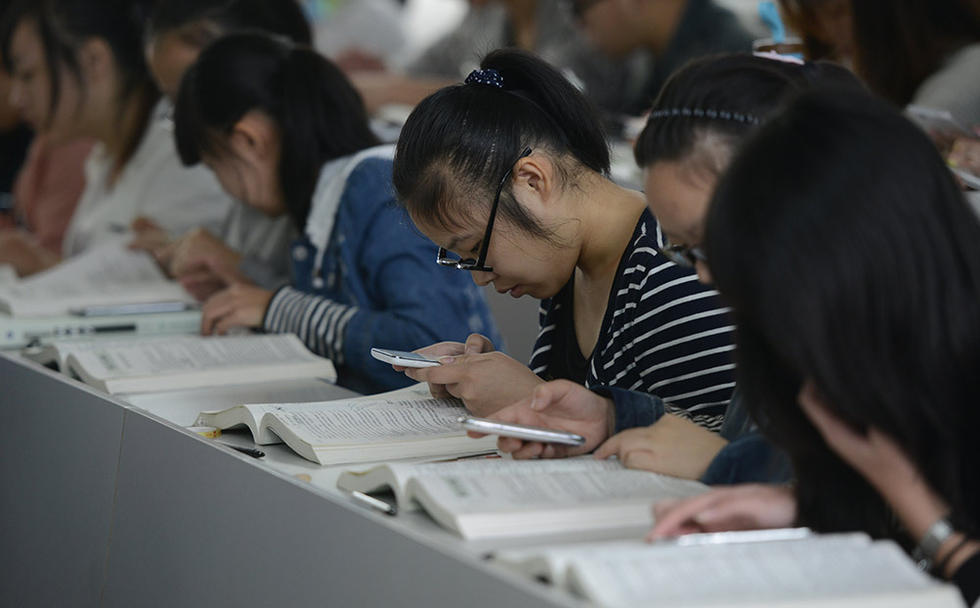可以玩手机英语_手机可以玩游戏英语_学生能用手机打游戏吗英语
