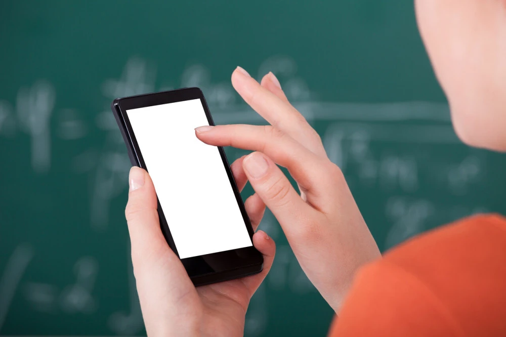 学生能用手机打游戏吗英语_可以玩手机英语_手机可以玩游戏英语