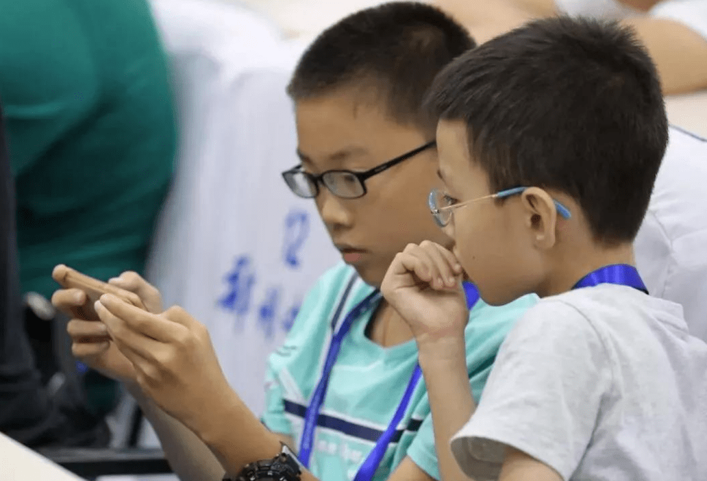 可以玩手机英语_学生能用手机打游戏吗英语_手机可以玩游戏英语