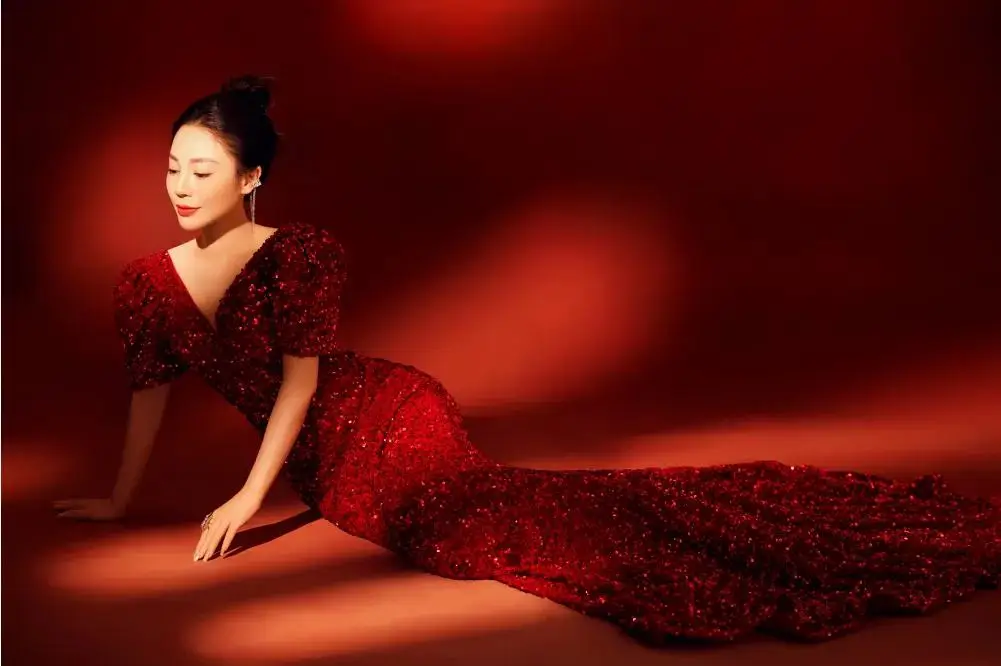 图片美女玩手机游戏_美女图片玩手机游戏软件_美女玩电脑头像