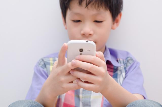 小孩的手机小游戏叫什么_小孩叫手机游戏小视频大全_小孩子游戏手机