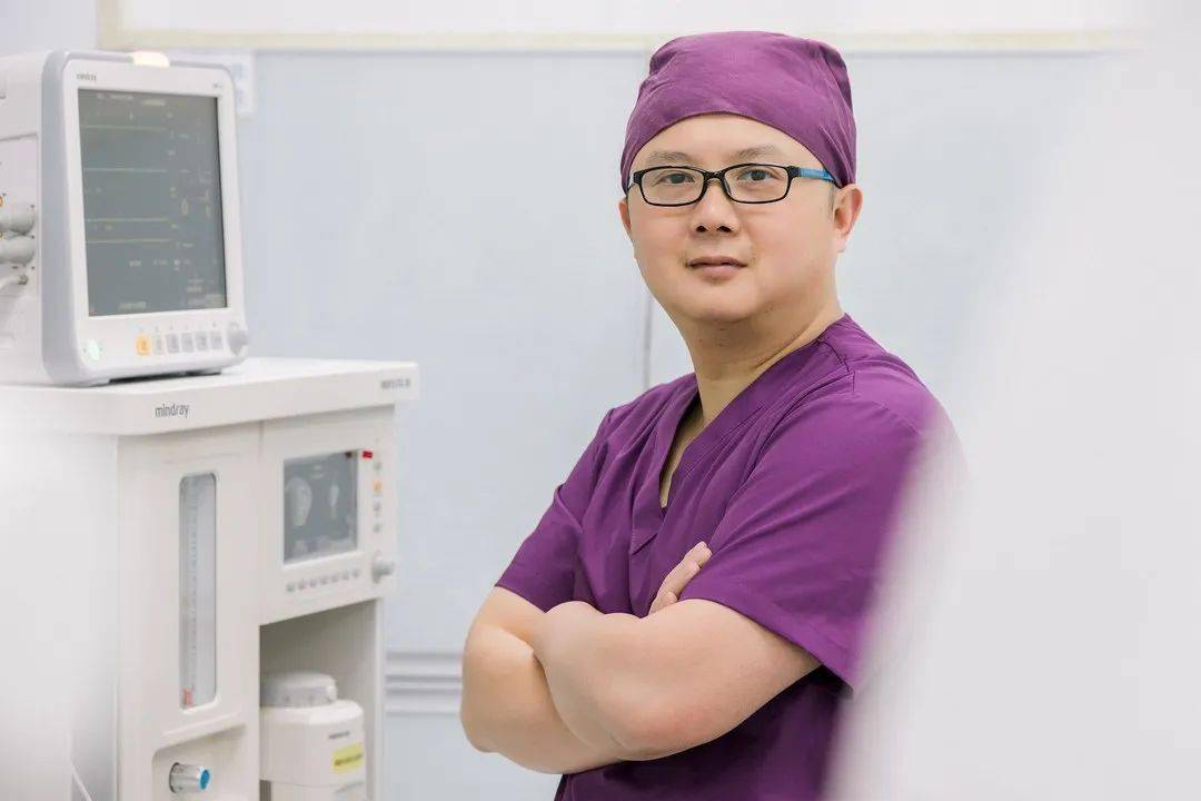 玩手机玩的驼背_打游戏驼背_驼背玩手机游戏