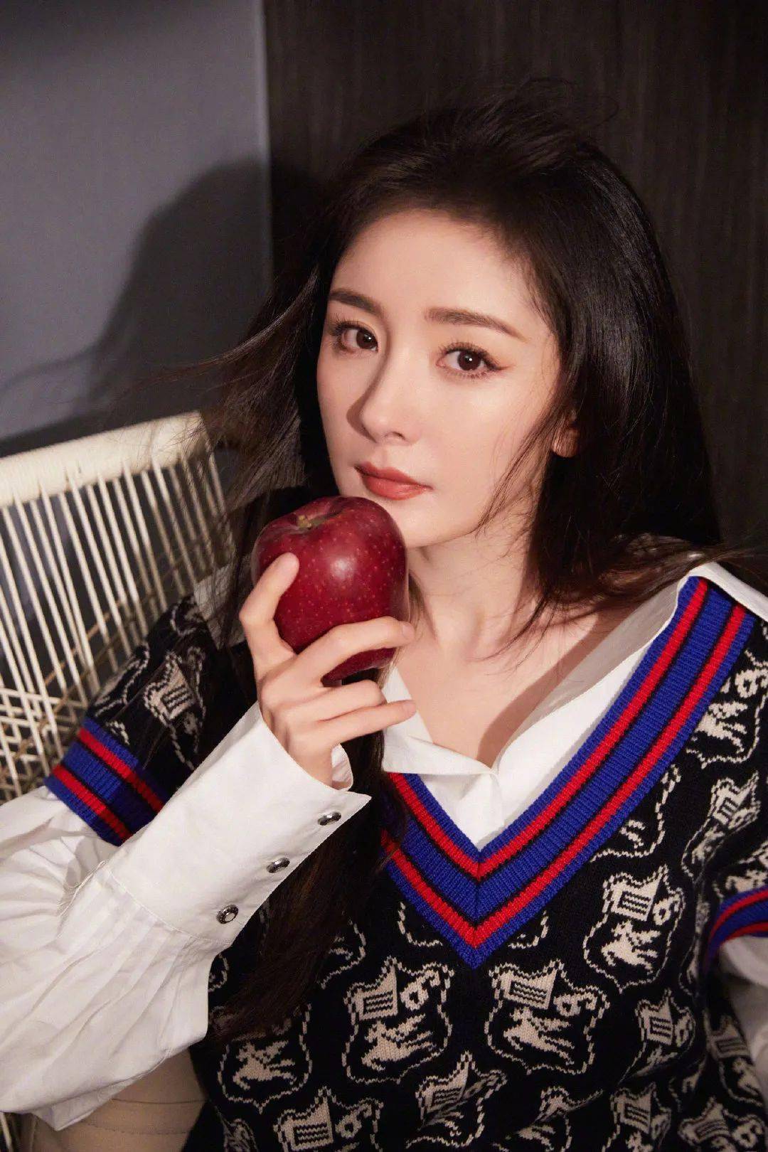 杨幂打手机游戏图片_杨幂打游戏的节目叫什么_杨幂打手机游戏