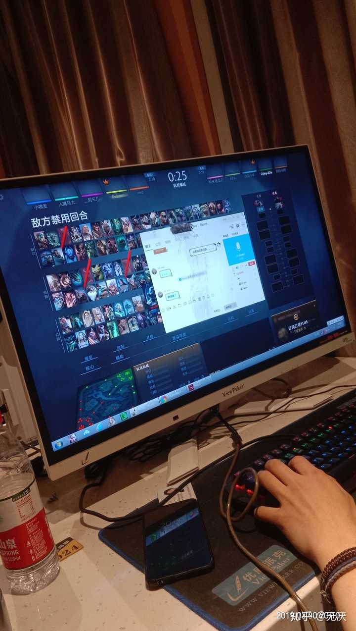 照片玩游戏_用手机打游戏的照片真实_打手机游戏的照片