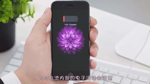 小伙边给手机充电边玩游戏_充电玩游戏_充电玩手机游戏危险吗