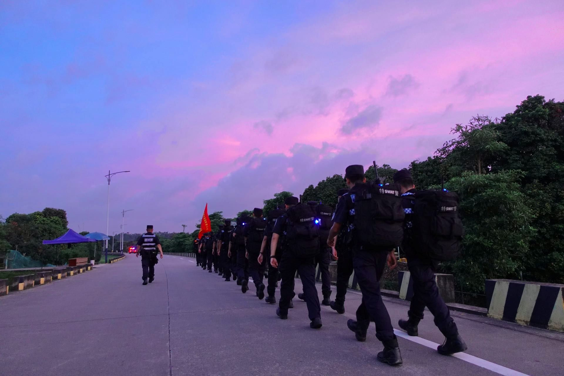 特警任务游戏怎么玩_特警任务手机做游戏怎么做_特警做任务的手机游戏