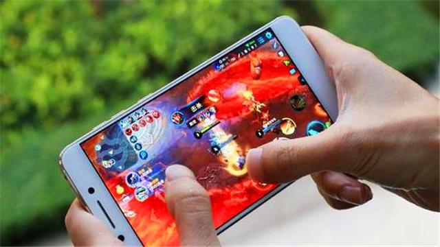 小孩子打游戏照片_小孩拿图片打手机游戏犯法吗_小孩拿着手机打游戏图片