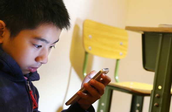偷拿小学玩生手机游戏违法吗_小学生偷拿手机玩游戏_小学生玩手机游戏犯法吗
