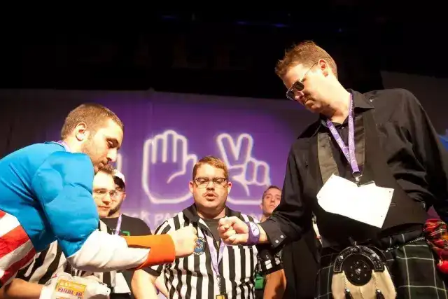 外国人玩手机打游戏嘛_外国玩打手机游戏人数_外国玩打手机游戏人数多吗