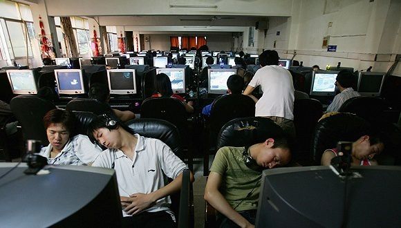 沉迷游戏照片_学生沉迷打手机游戏的图片_沉迷游戏图片卡通